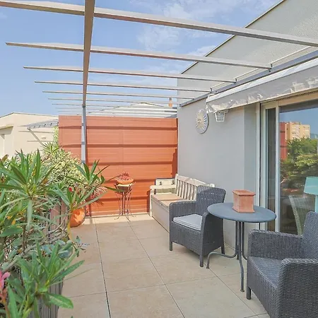 Apartment Air-conditioned South-facing
