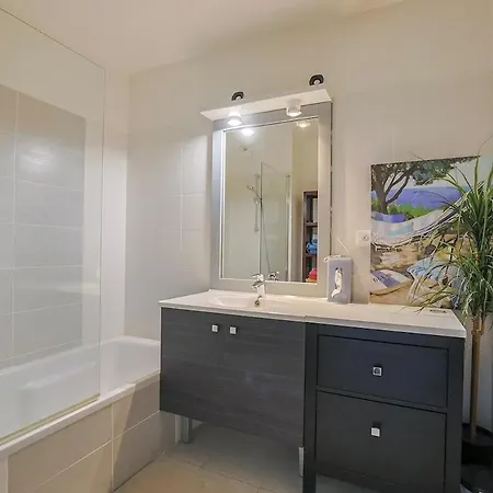 Air-conditioned South-facing Apartment *